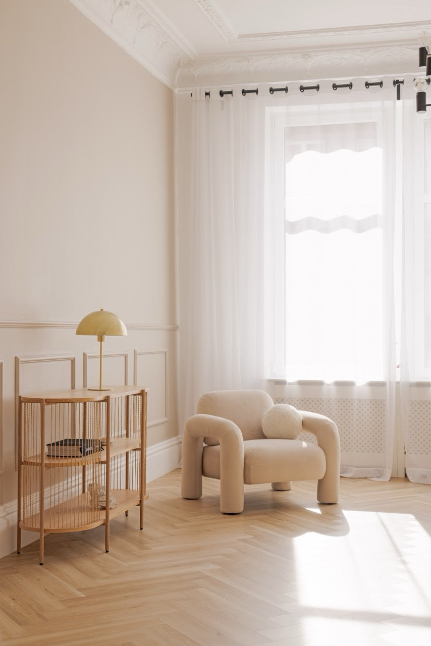 Stylowy fotel z dekoracyjną lampą w jasnym wnętrzu Silky Studio – aranżacja do sesji zdjęciowych we Wrocławiu.