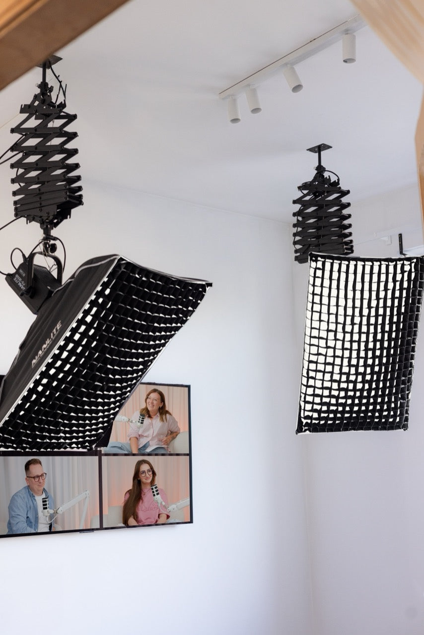 System oświetleniowy do nagrań w studio podcastowym Silky Studio.