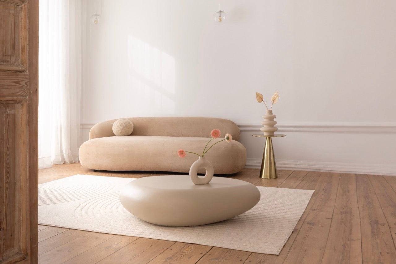 Nowoczesne studio fotograficzne z naturalnym światłem i designerskimi meblami